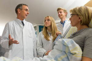 Die Studenten der Kassel School of Medicine profitieren vom praxisnahen Studium: Prof. Dr. Adrian Gillissen, Direktor der Klinik für Lungen- und Bronchialmedizin (links), demonstriert Studieninteressenten das sogenannte Bedside-Teaching. Der patientennahe Unterricht ist Teil des Lehrplans. Das Gespräch mit Patienten und das richtige Verhalten ihnen gegenüber soll den angehenden Ärzten schon früh zur Selbstverständlichkeit werden. Foto: Gesundheit Nordhessen