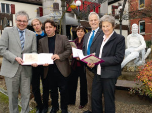 Bei der Präsentation des neuen Buchs an der Knallhütte (v.l.): Sparkassen-Chef Ingo Buchholz, Christian Presche, Prof. Holger Ehrhardt, Dr. Vera Leuschner, Karl-Hermann Wegner und Verlegerin Renate Matthei. Foto: Mario Zgoll Bei der Präsentation des neuen Buchs an der Knallhütte (v.l.): Sparkassen-Chef Ingo Buchholz, Christian Presche, Prof. Holger Ehrhardt, Dr. Vera Leuschner, Karl-Hermann Wegner und Verlegerin Renate Matthei. Foto: Mario Zgoll