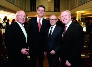 Gruppenfoto am Eröffnungsabend: Architekt Dieter Erlen, die Vorstände Wolfgang Osse und Volker Stern und Vorstandsvorsitzender Martin Schmitt (v.l.). Foto: Mario Zgoll