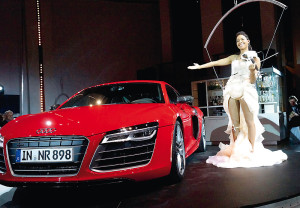Anabell enthüllte den 550 PS starken Edel-Sportler. Foto: Mario Zgoll