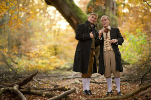 Die Schauspieler Stefan Becker und Carlo Ghirardelli sind als Brüder Grimm am Sonntag, 26. Mai, in Bad Emstal zu Gast. Foto: nh