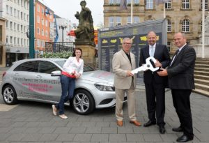 Carina Mihr (Büroleiterin Kassel 1100), Hans-Jochem Weikert (Projektleiter Kassel 1100), Lars Pauly (Daimler, Direktor der Niederlassung) und Ludwig Pauss (Mercedes-Benz Werk Kassel) (v.l.). Foto: Harry Soremski 