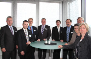 Jürgen Kümpel, Alexander Appel, Jan Benedix, Burkhard Walter, Jens Behrmann, Lothar Freitag, Werner Arndt, Claudia Scherbaum und Martina Flaspöhler (v.l.). Foto: nh