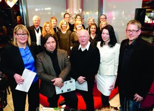 Petra Nagel mit ihren Gästen Prof. Dr. Holger Ehrhardt (Grimm-Professor an der Universität Kassel) , Prof. Bernard Stein (Professor für visuelle Kommunikation, Kunsthochschule Kassel), Carina Mihr (Büro 1100) und Chorleiter Thorsten Seifert (v.l.). Foto: Mario Zgoll