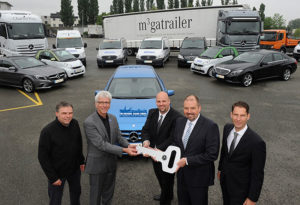 Manfred Merz (Hessentagsbeauftragte der Stadt Kassel), Bertram Hilgen (Oberbürgermeister), Marco Gajewski (Kommunikation Mercedes-Benz Werk Kassel), Lars Pauly (Direktor der Mercedes-Benz Niederlassung Kassel) und Marko Duchow (Verkaufsleiter PKW Mercedes-Benz Kassel/Göttingen und Centerleiter Göttingen) (v.l.). Foto: nh