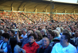 Ausverkauftes Auestadion beim Konzert von Schlagerkönigin Helene Fischer. Foto: H. Soremski