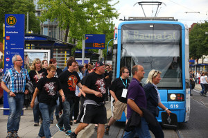 635.000 Besucher registrierte die Stadt Kassel am vorigen Hessentags-Wochenende und nach bisherigen Schätzungen fahren mindestens 50 Prozent von ihnen mit Bus oder Bahn. Die KVG rechnet damit, dass am kommenden, dem letzten Hessentags-Wochenende, diese Zahlen weiter getoppt werden. Foto: KVG AG / Fischer