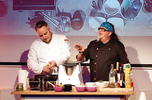 Abgefahren kochen? Christoph Brand und Stefan Marquard zeigen, wie es geht! Foto: Mario Zgoll