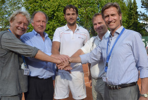 Gratulation zum Geburtstag und zum Sieg: Kristijan Mesaros (Mitte), mit (v.l.) Turnierdirektor Dr. Eberhard Engelmann und seinen Förderern Henning Vetter, Jens Rose und Stefan Sotzek. Foto: mikü