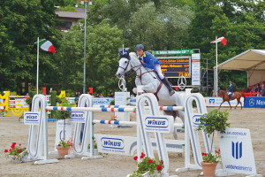 Christian Ahlmann beim Sprung über das  Hindernis der Firmen WIKUS und Böhler-Uddeholm. Foto: nh