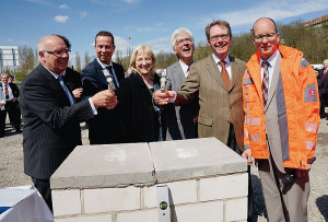Mit symbolischen Hammerschlägen mauerten Uni-Präsident Rolf-Dieter Postlep, Wirtschaftsminister Florian Rentsch, Wissenschaftsministerin Eva Kühne-Hörmann, Kassels Oberbürgermeister Bertram Hilgen, Stadtkämmerer Dr. Jürgen Barthel und der zukünftige Science Park-Geschäftsführer Dr. Oliver Fromm für die Fotografen den Grundstein des neuen Gebäudes. Foto: Mario Zgoll Mit symbolischen Hammerschlägen mauerten Uni-Präsident Rolf-Dieter Postlep, Wirtschaftsminister Florian Rentsch, Wissenschaftsministerin Eva Kühne-Hörmann, Kassels Oberbürgermeister Bertram Hilgen, Stadtkämmerer Dr. Jürgen Barthel und der zukünftige Science Park-Geschäftsführer Dr. Oliver Fromm für die Fotografen den Grundstein des neuen Gebäudes. Foto: Mario Zgoll