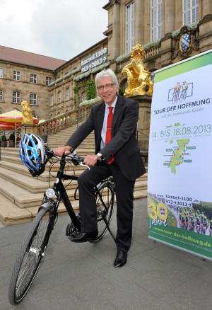 Tour der Hoffnung: Oberbürgermeister Hilgen tritt selbst in die Pedale. Foto: nh