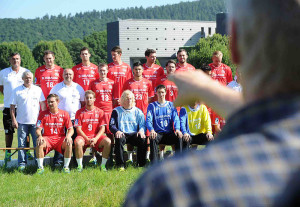 Letzte Anweisungen von Fotograf Jörg Schultheis beim Teamfoto-Shooting. Foto: nh