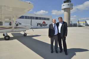 Wilfried Otto, Vorstandsvorsitzender der Piper Gruppe (links) mit Flughafensprecher Jörg Ries. Foto: Markus Frohme