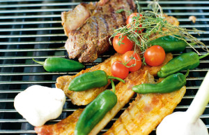 Mixed Grill mit Rucola-Honig-Butter Pimentos und Grillbaguette. Foto: Mario Zgoll