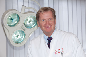 Prof. Dr. med. E. M. Noah, Chefarzt in der Klinik für Plastische, Ästhetische und Rekonstruktive Chirurgie / Noahklinik am Roten Kreuz Krankenhaus in Kassel. Foto: nh