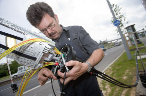 Gemeinsam wollen die fünf nordhessischen Landräte den Breitbandausbau in der Region beschleunigen. Das Foto zeigt einen Telekom-Mitarbeiter bei Stuttgart in Aktion. Foto: Deutsche Telekom AG