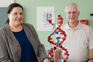 Projekt- und Laborleiterin Dr. Andrea Bette und Schulleiter Martin Sauer. Foto: nh