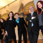 Haben sich für das Stadtfest einiges einfallen lassen: Petra Marx, Imen Karim, Carina Mihr (Büroleiterin Kassel 1100), Sabine Heinemann, Hans-Jochem Weikert (Projektleiter Kassel 1100), Anette Kapitza (v.l.). Auf dem Bild fehlen Tatsiana Kruchko, Selma Karaaslan und Laura Herbst. Foto: Harry Soremski