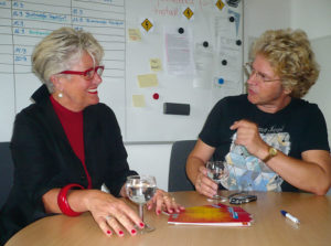 Stadträtin Brigitte Bergholter im  Gespräch mit Jérôme- Redakteur Jan Hendrik Neumann. Foto: nh