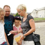 So fing alles an: Am Samstag Vormittag vergewissert sich Ulrike Schultze nach dem Besuch der documenta-Halle, dass sie das Multiticket auch wirklich dabei hat. Dann geht’s los in Richtung Kletterwald, auf den sich besonders die Kinder freuen. Foto: Mario Zgoll