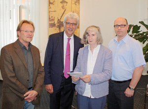 Dr. Alexander Link (Stadtmuseum), Oberbürgermeister Bertram Hilgen, Gisela Lüning und Christian Bruno von Klobuczynski. Foto: nh