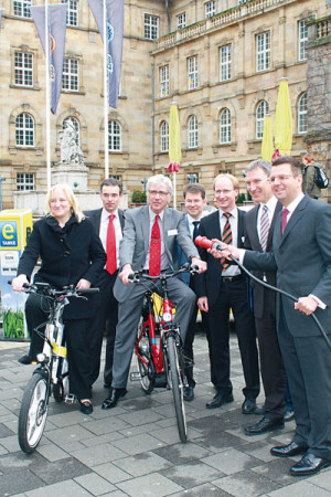 Für den Fotografen stiegen Ministerin Eva Kühne-Hörmann und Kassels OB Bertram Hilgen aufs Rad, KVG-Vorstand Dr. Thorsten Ebert (von links), ebikes-Chef Heinrich Müller, Regionalmanager Holger Schach und E.ON Mitte-Vorstand Georg von Meibom fungierten als Stromlieferant. Foto: nh