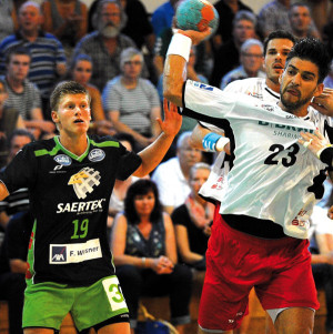 Beim SparkassenCup noch Gegner, in der nächsten Saison Mannschaftskameraden: Jeffrey Boomhouwer (li., TV Emsdetten) und MT-Kapitän Nenad Vuckovic. Foto: Heinz Hartung