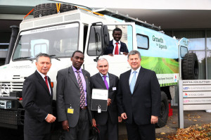 Norbert Steiner, Vorstandsvorsitzender K+S Aktiengesellschaft (rechts), Dr. Ernst Andres, Mitglied der Geschäftsführung der K+S KALI GmbH (links), und Johann-Peter Bauza, Leiter des Afrika-Projekts der K+S KALI GmbH (3. von links), bei der Schlüsselübergabe an Dr. Emmanuel Kayaayo, Deputy Director Sasakawa Africa Association (2. von links), und Daniel Olol, Program Officer für „Enhanced Crop Productivity“ im Berater-Team der Sasakawa Africa Association (im Hintergrund), Uganda. Foto: K+S KALI GmbH/Fischer