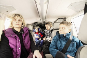 Finn und sein Bruder Luca in Begleitung von Mutter und Krankenschwester an Bord der Piper Seneca. Foto: nh