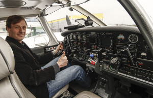 Pilot Markus im Cockpit der Piper Seneca, die den kleinen Finn in den Entlastungsurlaub fliegen wird. Foto: nh