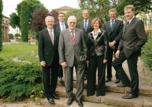 Hintere Reihe: StB Thomas Werner, WP/StB Prof. Dr. Thomas Olbrich, WP/StB Fritz Güntzler, WP/StB Burkhard Muster und WP/StB Prof. Dr. Uwe Lauerwald (v.l.). Vordere Reihe: WP/StB Horst Schween und StB Gabriele Montel-Albus. Foto: Mario Zgoll