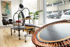 Vom Bellicon-Trampolin bis hin zum Relaxstuhl für zu Hause hat PROMASS allerlei Ergonomisches im Angebot. Foto: Mario Zgoll