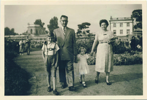 Ewald Griesel neben seinem Vater beim Sonntagsspaziergang mit der Familie über das Gelände der Bundesgartenschau 1955. Im Hintergrund die Orangerie. Foto: Privat