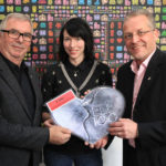 Hans-Jochem Weikert (Projektleiter Kassel 1100), Carina Mihr (Büroleiterin 1100) und Juwelier Bernd Range (v.l.). Foto: nh