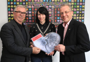 Hans-Jochem Weikert (Projektleiter Kassel 1100), Carina Mihr (Büroleiterin 1100) und Juwelier Bernd Range (v.l.). Foto: nh