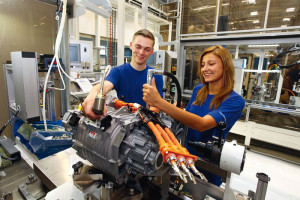 Philipp Loeber und Denise Schildt montieren die Antriebe für den alltagstaug-lichen Elektro-Pionier e-up! Foto: Volkswagen