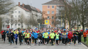 Über 700 Läufer und über 100 Walker nutzten jetzt die Gelegenheit, beim offiziellen Vorbereitungslauf zum E.ON Kassel Marathon die neue Streckenführung zu testen und kennen zu lernen. Foto: nh