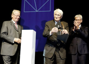 In Händen das von Karl Oskar Blase geschaffene „Glas der Vernunft“: Preisträger Prof. Dr. Jürgen Habermas, eingerahmt von Prof. Dr. Hansjörg Melchior (links), Vorstand der Freunde und Förderer des Kasseler Bürgerpreises, und OB Bertram Hilgen (rechts). Foto: Mario Zgoll Glas_der_Vernunft