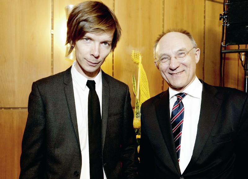 Auf dem Neujahrsempfang der Stadt Kassel: documenta 14-Leiter Adam Szymczyk (links) mit Noch-documenta-Geschäftsführer Bernd Leifeld. Foto: Mario Zgoll