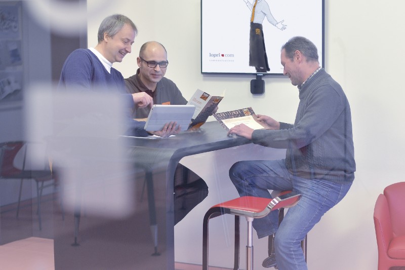 Mit den Kunden werden die Zielgruppen und Kommunikationsziele definiert, die Kommunikationsstrategie entwickelt und dann die einzelnen Maßnahmen für alle crossmedialen Anforderungen festgelegt. Foto: Thorsten Eschstruth Mit den Kunden werden die Zielgruppen und Kommunikationsziele definiert, die Kommunikationsstrategie entwickelt und dann die einzelnen Maßnahmen für alle crossmedialen Anforderungen festgelegt. Foto: Thorsten Eschstruth