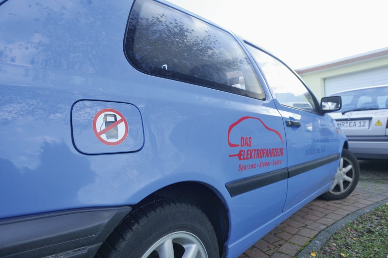 Insgesamt zehn Elektrogolfs betreibt Roland Gaber. Das erdölunabhängige Fahren steht für ihn im Vordergrund. Foto: Florian Funck
