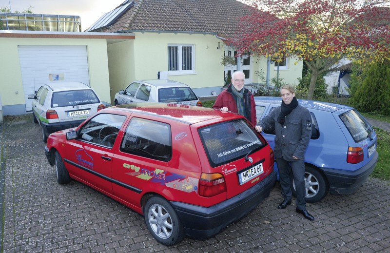 Auch beim Bau seines Hauses (Hintergrund) setzte Gaber auf erneuerbare Energien. Den größten Teil seines „Elektro-Sprits“ erzeugt er selbst. Foto: Florian Funck