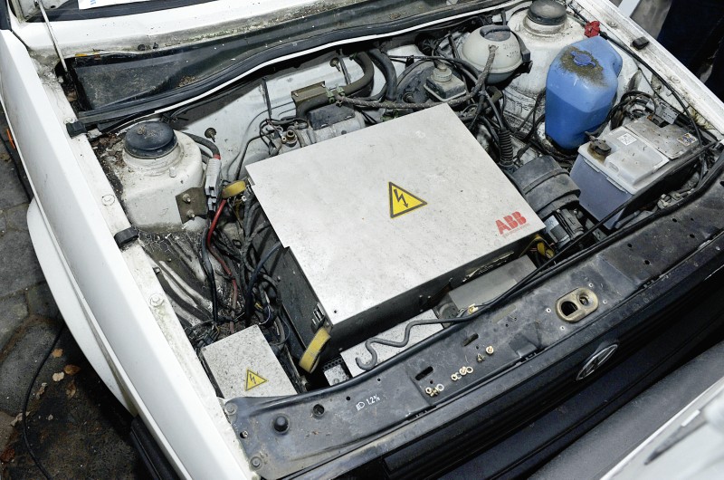 Auch seinen ersten Elektrogolf hat Gaber noch. Einen Golf II, den er Ende der Achtziger umrüstete. Foto: Florian Funck