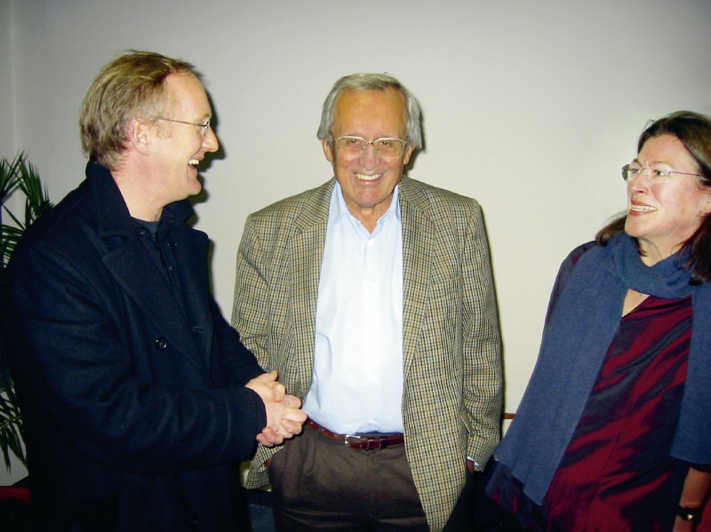 Im angeregten Gespräch vor einem Auftritt im November 2003: Dieter Hildebrandt mit dem Kasseler Künstler und Kulturpreisträger Ignatz Wilka. Foto: Jan Hendrik Neumann