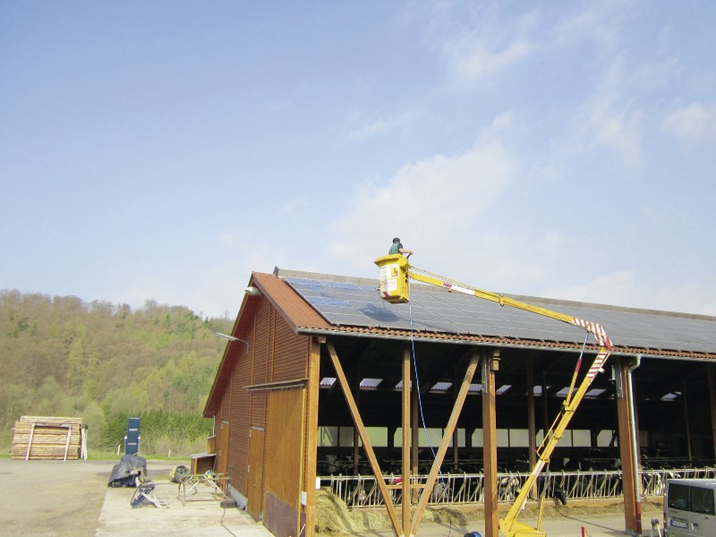 Die Reinigung erfolgt mit mineralfreiem Wasser und die Spezialgeräte von Technoclean 21 sorgen für eine schnelle Trocknung und streifenfreie Solarmodule. Foto: nh