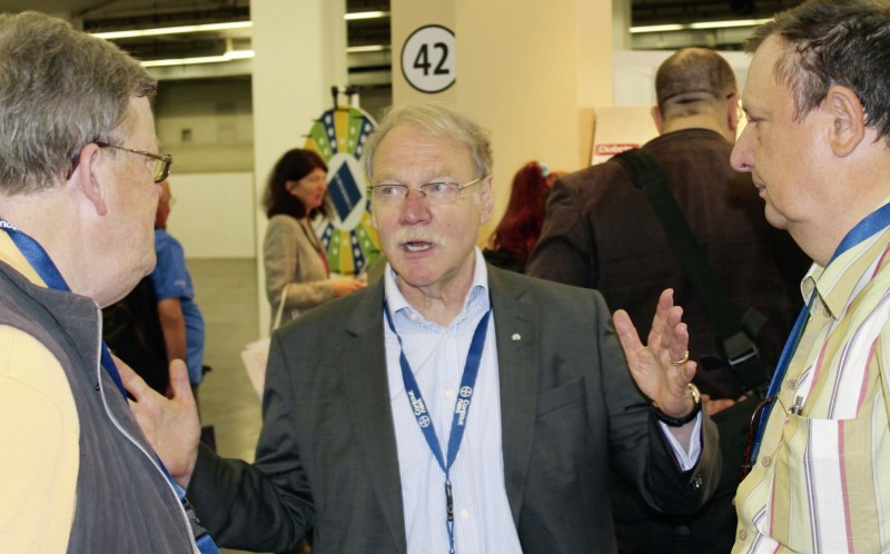 Professor Dr. Hermann von Lilienfeld-Toal (DDB Landesvorsitzender Hessen und stellv. DDB-Bundesvorsitzender) im intensiven Dialog mit den Besuchern. Foto: nh
