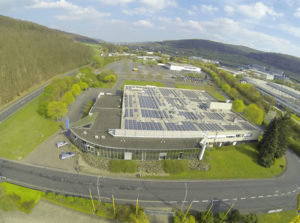 Mit Hilfe der 170.000-Kilowattstunden-Photovoltaik-Anlage auf dem Dach produziert das Bernecker Druckhaus rund zehn Prozent seines gesamten Strombedarfs selbst. Foto Kirchner Solar Group