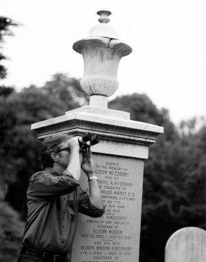 Auch ein begeisterter Hobby-Ornithologe: Der amerikanische Bestseller-Autor und National Book Award-Gewinner Jonathan Franzen (»Die Korrekturen«, 2001) auf dem Green-Wood Friedhof in New York. Foto: Tobias Wenzel