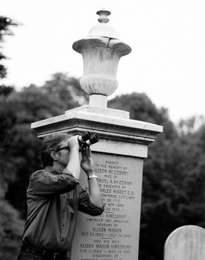 Auch ein begeisterter Hobby-Ornithologe: Der amerikanische Bestseller-Autor und National Book Award-Gewinner Jonathan Franzen (»Die Korrekturen«, 2001) auf dem Green-Wood Friedhof in New York. Foto: Tobias Wenzel
